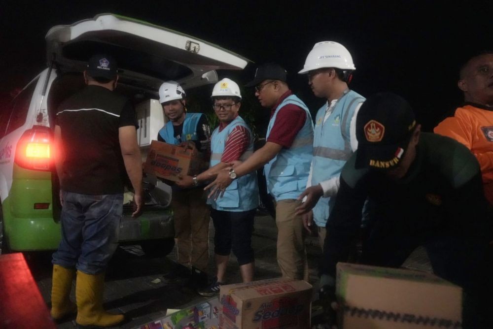 PLN Suplai Listrik di 3 Lokasi Pengungsian Banjir Dinar Indah Semarang