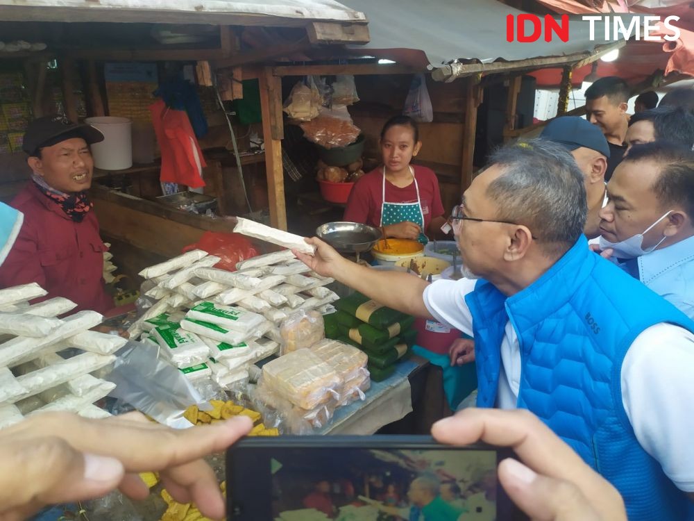 Harga Kedelai Melejit, Zulhas Borong Tempe di Pasar Pasir Gintung