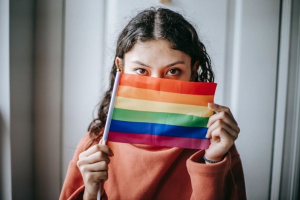 6 Fakta Menarik Biseksual, Bukan sekadar Suka Dua Gender