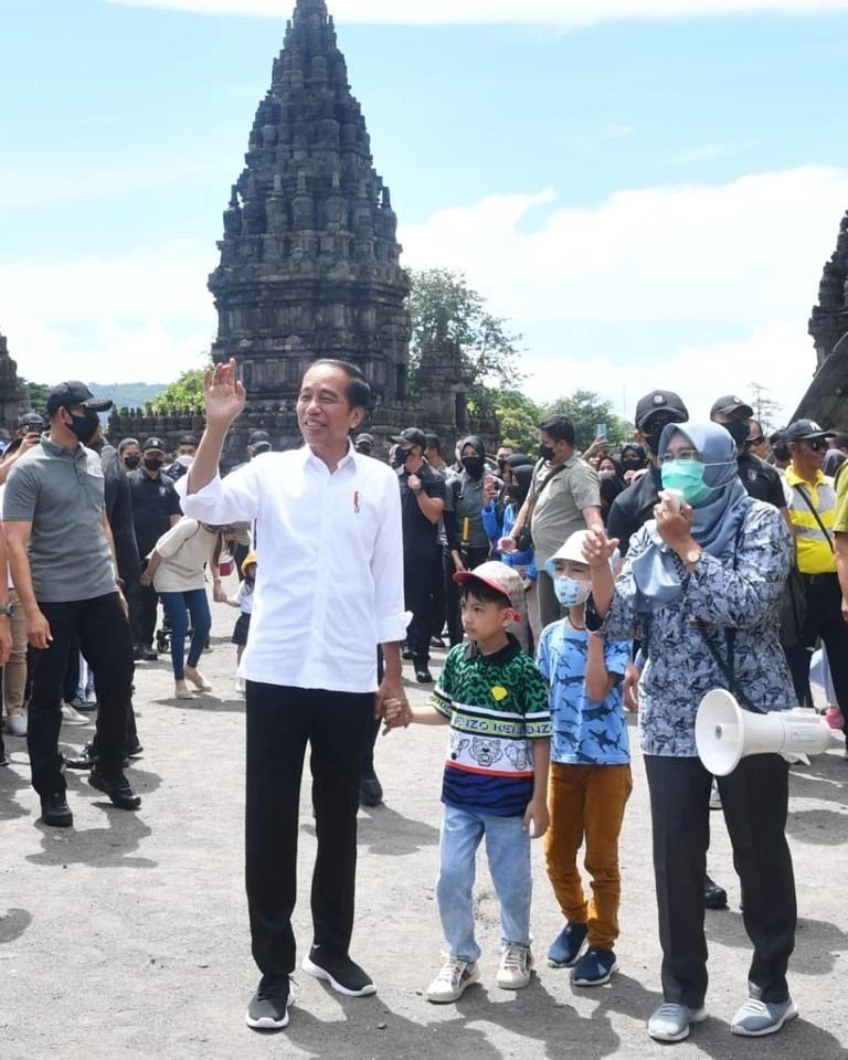 Jokowi Ajak Jan Ethes ke Candi Prambanan, Kenalkan Wisata Edukasi