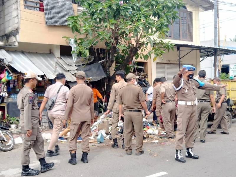 Satpol PP Kota Tangerang Tertibkan PKL di Jalan Kisamaun