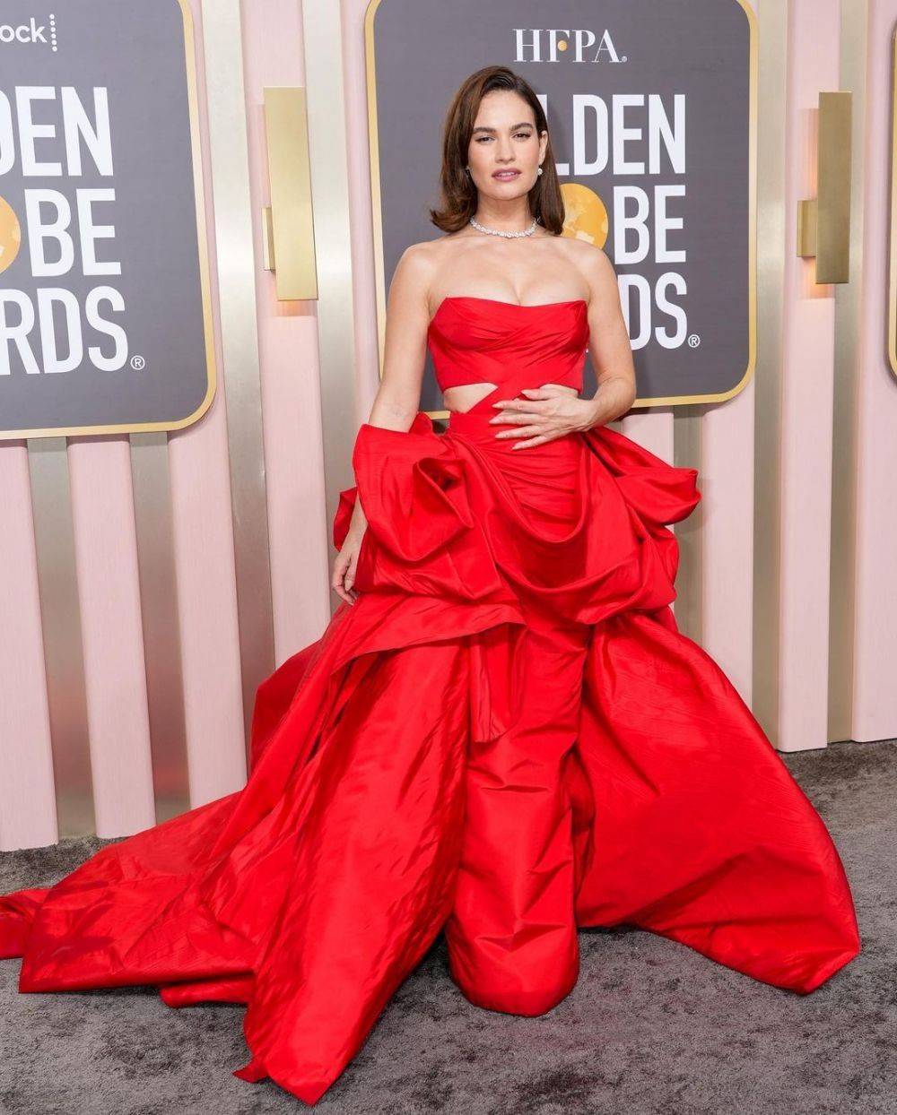 9 Gaya Artis Di Red Carpet Golden Globe Awards 2023, Glamor