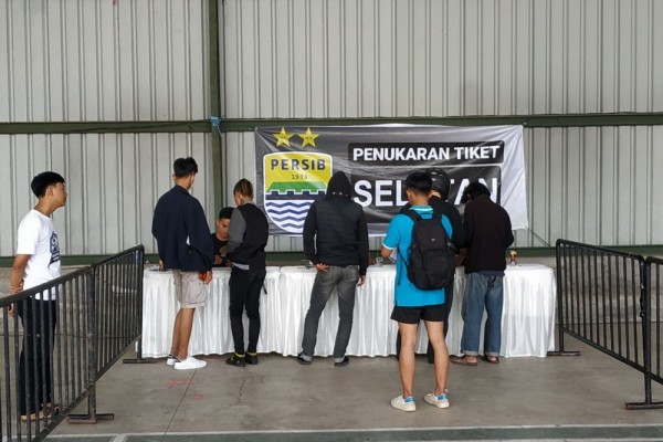 Ribuan Bobotoh Antre Tukarkan Tiket Jelang Laga Persib vs Persija