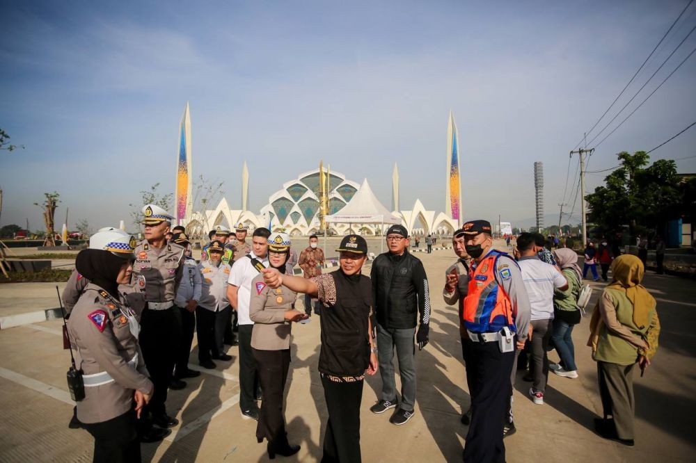 Jadi Wisata Religi, Jalan Menuju Masjid Al Jabbar Bandung Macet Parah