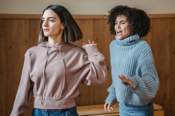 [QUIZ] Apakah Kamu adalah Perempuan yang Perasa atau Cuek? Jawab Benar atau Salah