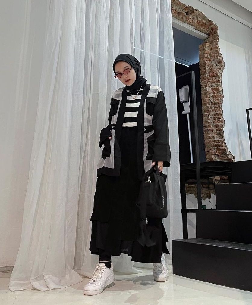 10 Inspirasi Outfit Stripes Monokrom, Hijab Look Kekinian!