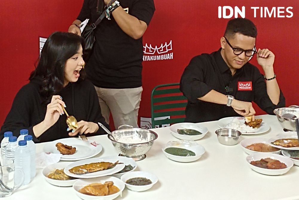 10 Potret Zee Jkt48 Makan Nasi Padang Lawan Arief Muhammad