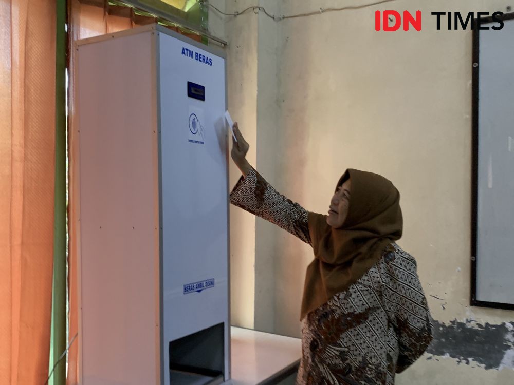 Unila Gagas ATM Beras, Ambil Beras Pakai Kartu Bak Mesin ATM