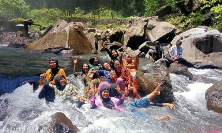 Air Terjun Bidadari di Bima, Pancarkan Pelangi di Tengah Air Mengalir 