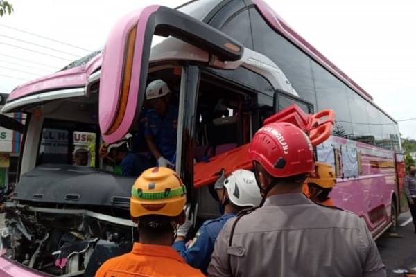 Bus Rombongan Ziarah Kecelakaan Di Magelang, Sopir Terjepit!