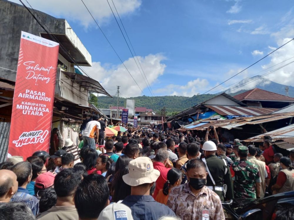 Kunjungan Jokowi ke Sulawesi Utara, Warga Berebut Kaos hingga Salaman