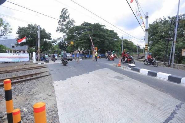 Perlintasan KA Di Poris Kota Tangerang Dilebarkan