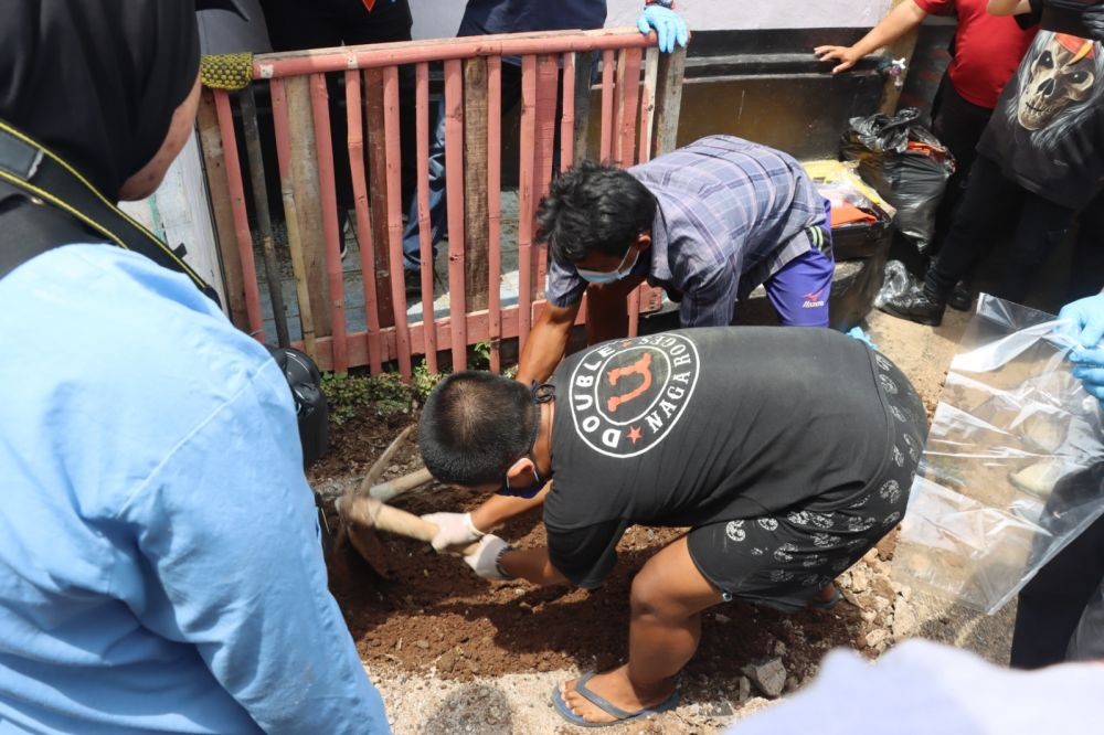 Wowon Cs Kubur Tiga Korbannya di Pekarangan Rumah di Cianjur