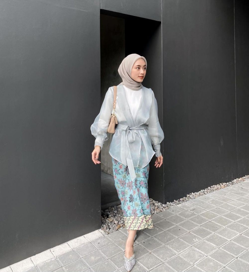 10 Ide Style Kondangan Hijab Pakai Outfit Organza Memikat