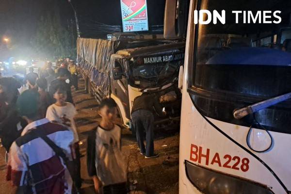 (BREAKING) Truk Tabrak Patung Bima Dan Bus Karyawan Ciganea