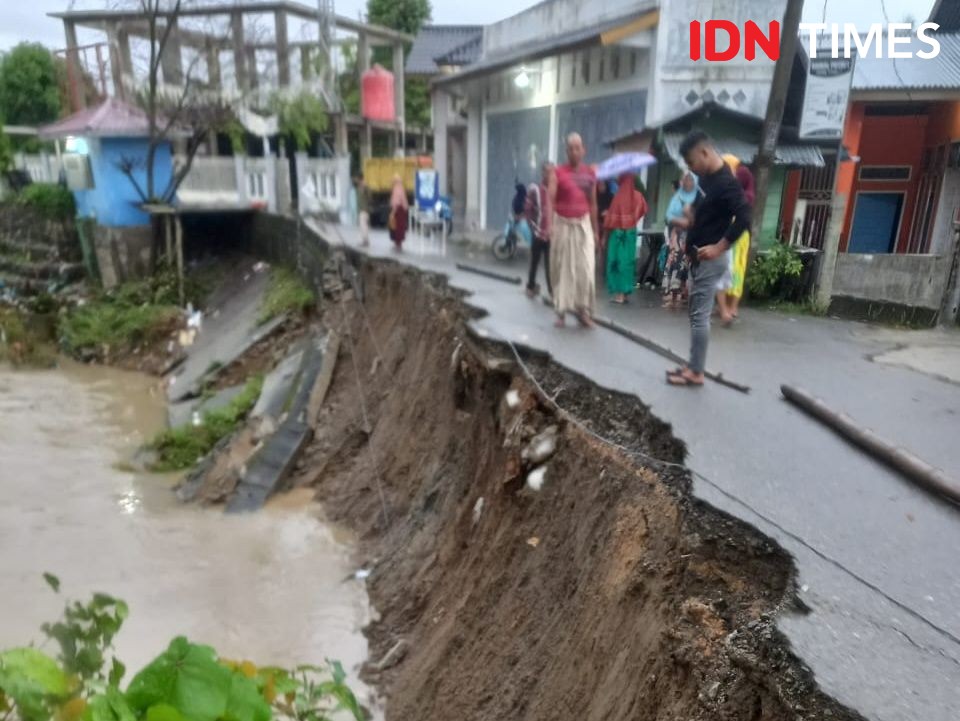 Beberapa Titik Ruas Jalan di Aceh Amblas dan Tertimbun Longsor