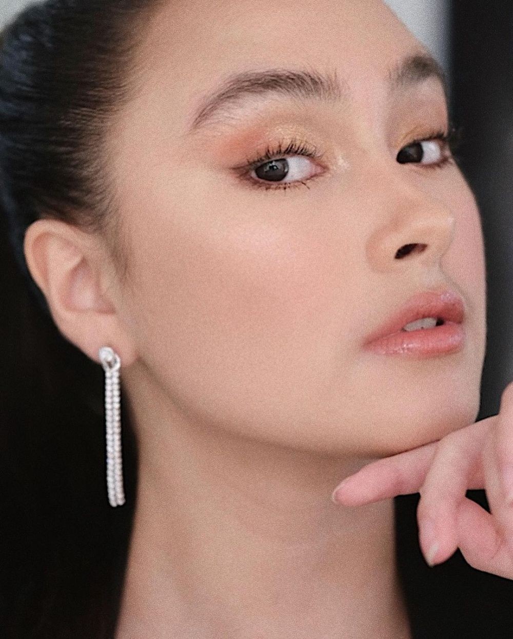 9 Inspirasi Makeup ala Caitlin Halderman, Flawless Banget!