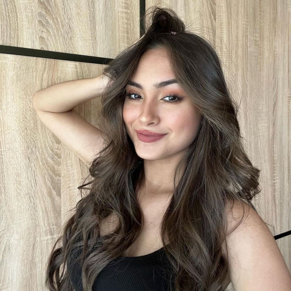 9 Inspirasi Makeup ala Caitlin Halderman, Flawless Banget!