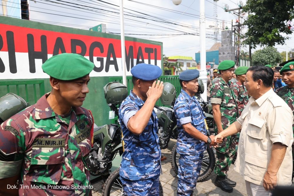 Didampingi Gibran, Prabowo Serahkan 20 Motor dan Alkom ke Babinsa Solo