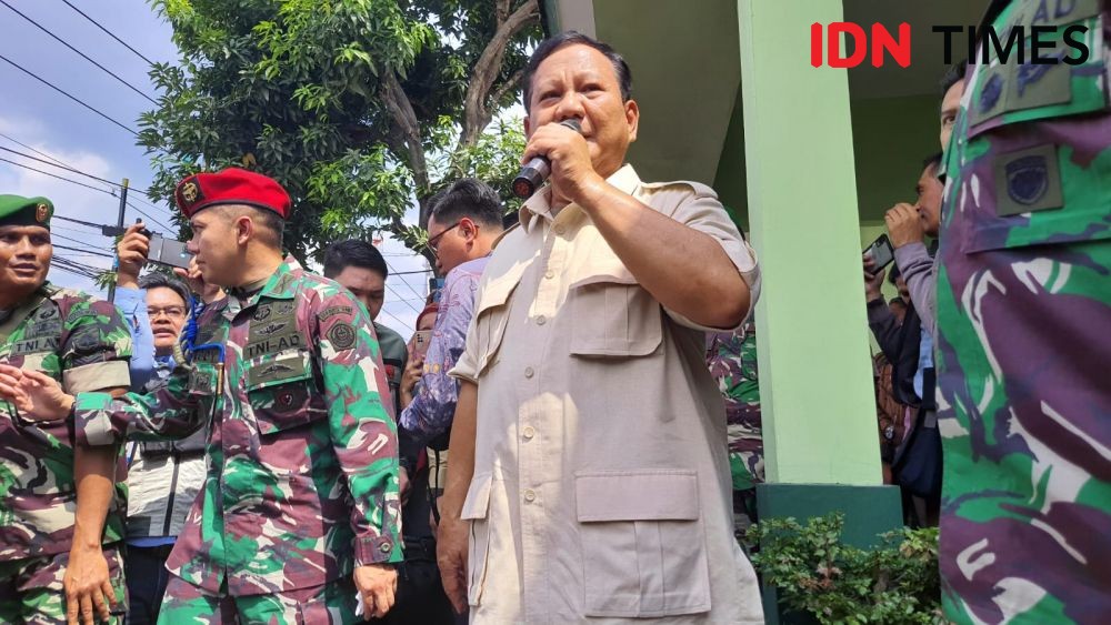 Didampingi Gibran, Prabowo Serahkan 20 Motor dan Alkom ke Babinsa Solo