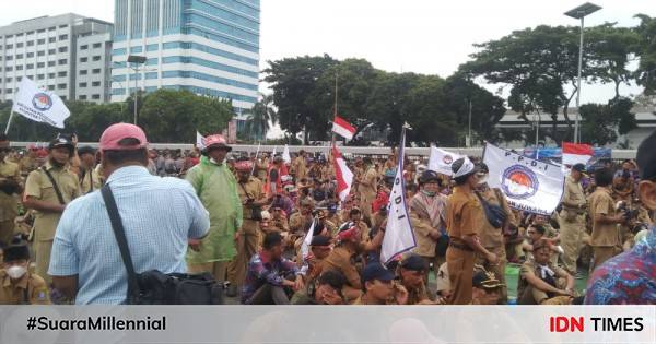 Persatuan Perangkat Desa Geruduk Gedung DPR Tuntut Kesejahte