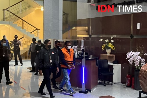 Transaksi Uang Haram untuk Irwandi Yusuf Berlangsung di Depan Masjid