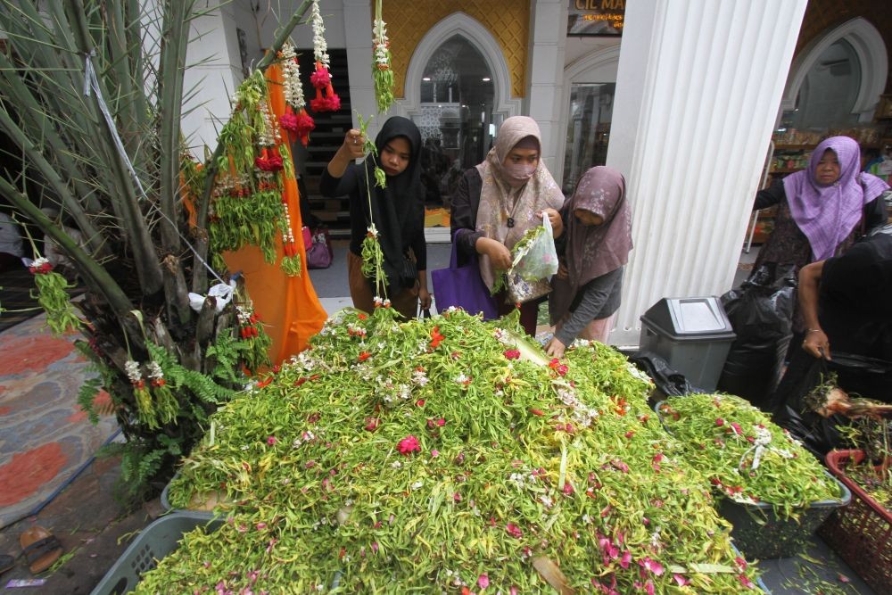 Ribuan Warga Jalan Kaki Hadir dalam Haul Akbar Guru Sekumpul di Banjar