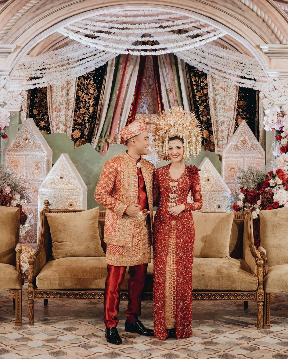 9 Kebaya Brokat Merah Full Payet, Apik untuk Nikah