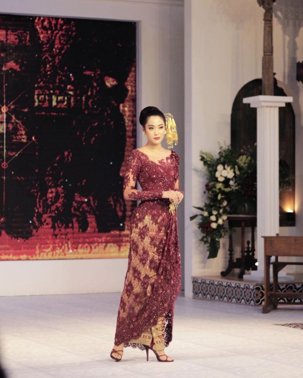 Kebaya merah di hotel