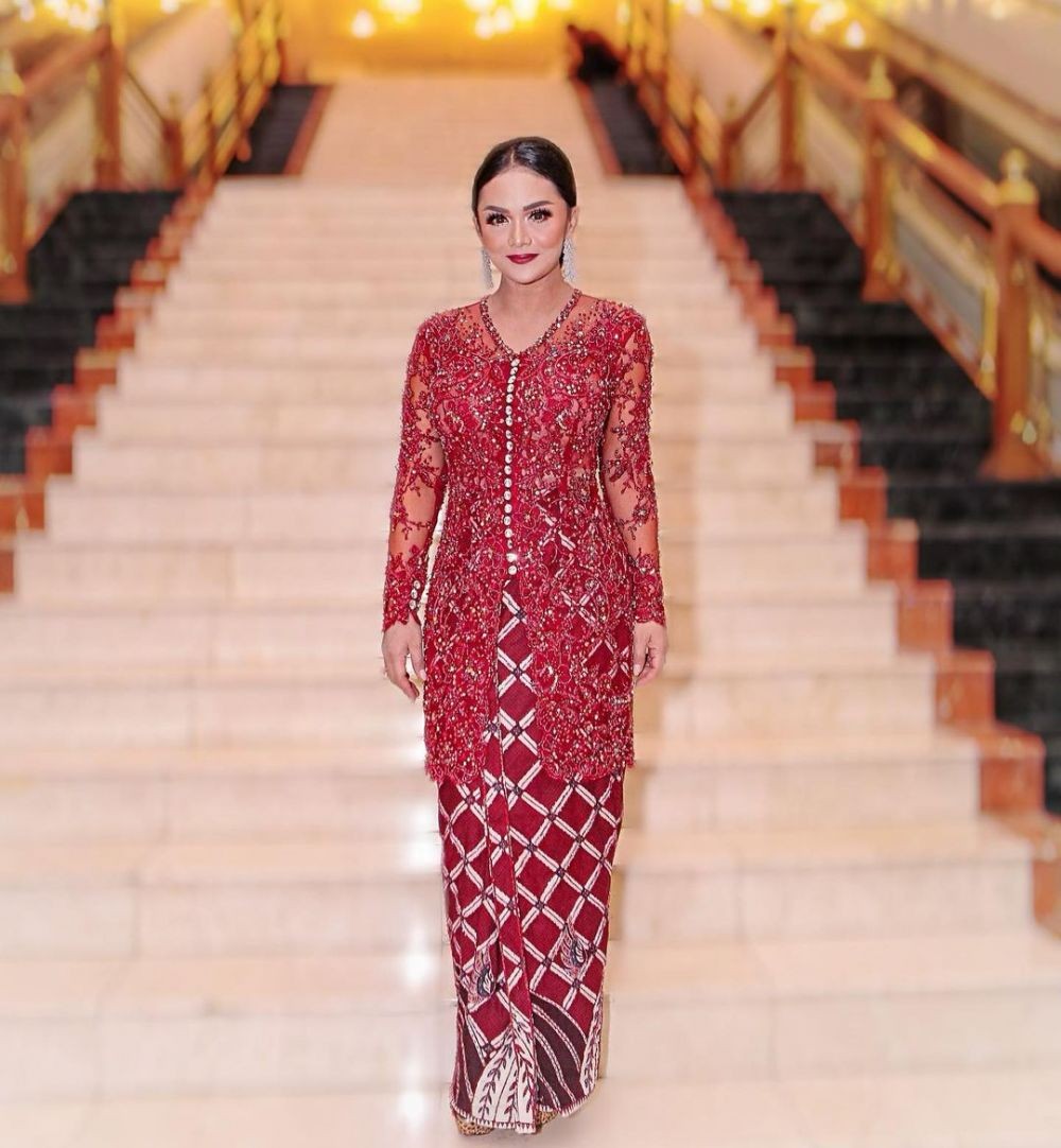 9 Kebaya Brokat Merah Full Payet, Apik untuk Nikah