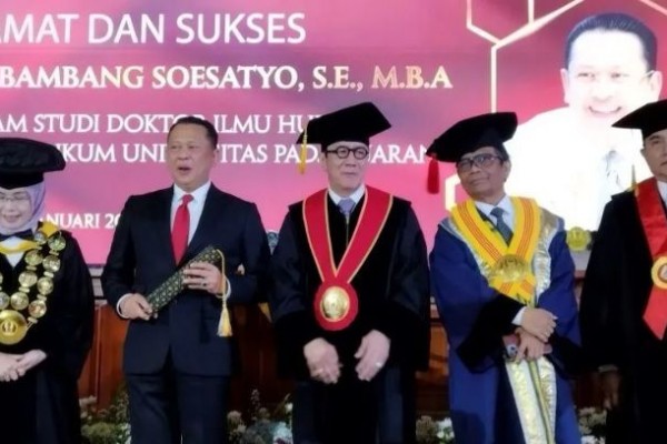 Bamsoet Grogi Sidang Doktoral Diuji Mahfud, Yasonna hingga Yusril