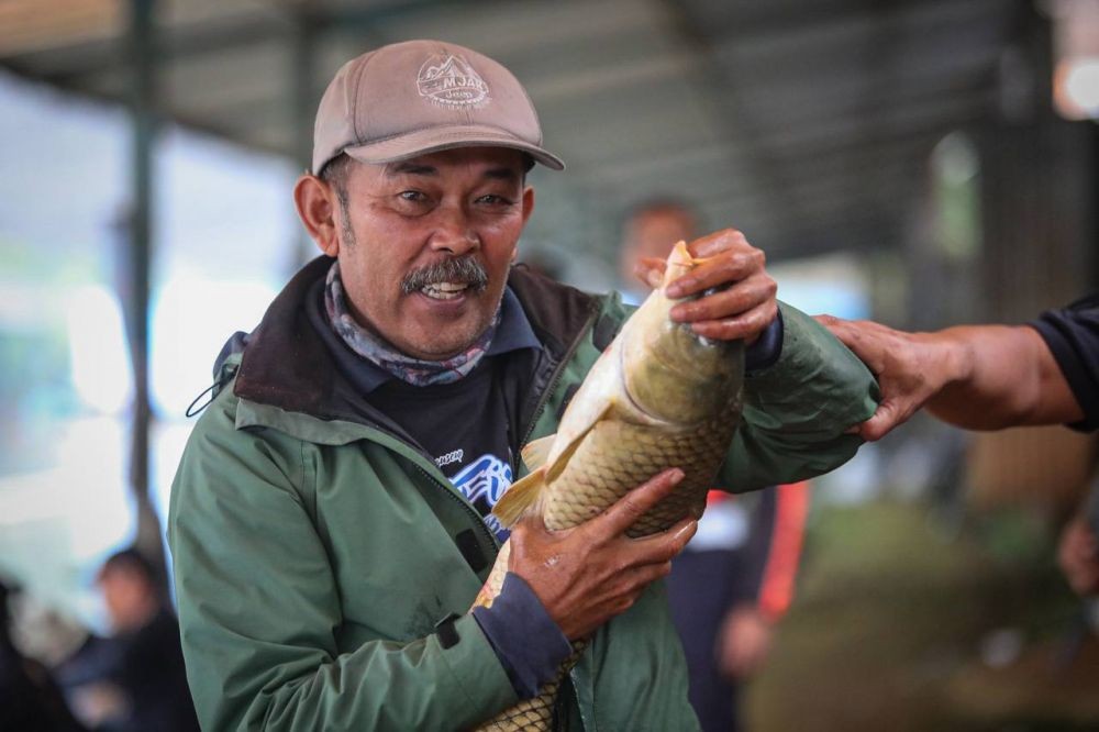 Fun Fishing Piala Wali Kota, JMI dan PBB Berikan Donasi Pendikan Bagi Siswa dan Guru Honorer