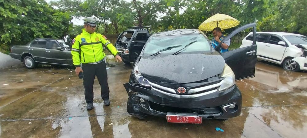 Pecah Ban, Mobil Protokol Wagub Jateng Terguling di Tol Batang, Penumpang Selamat