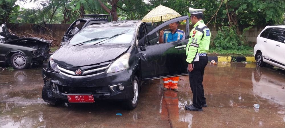 Pecah Ban, Mobil Protokol Wagub Jateng Terguling di Tol Batang, Penumpang Selamat