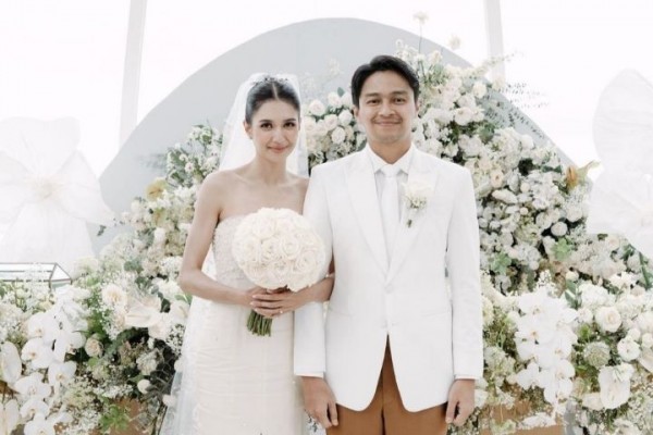 Tiba-tiba Sah, 9 Potret Pernikahan Mikha Tambayong dan Deva Mahenra