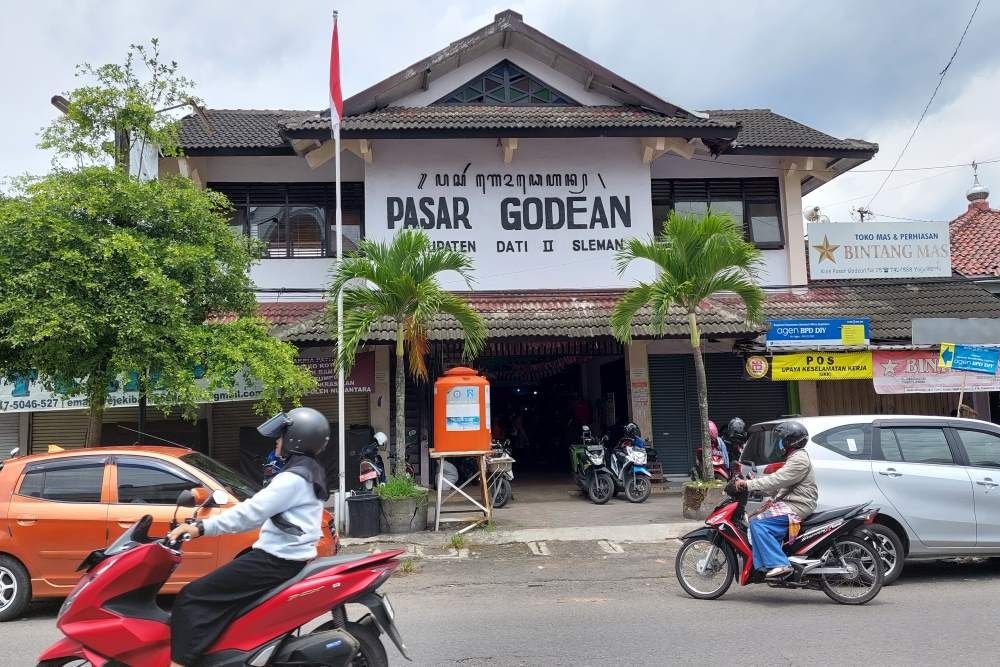 Sindir Pemda, Warganet Jogja Minta Gibran Aspal Jalan Godean