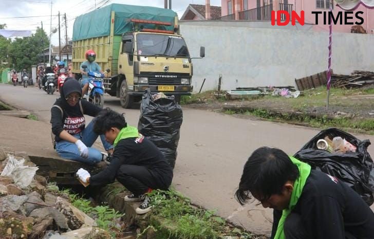 Relawan Memunguti Sampah Haul Guru Sekumpul di Martapura