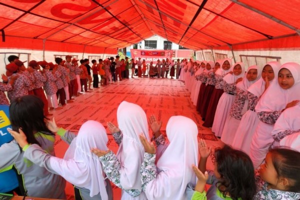 Ketika Pegawai PLN Mengajar di Sekolah Darurat Gempa Cianjur