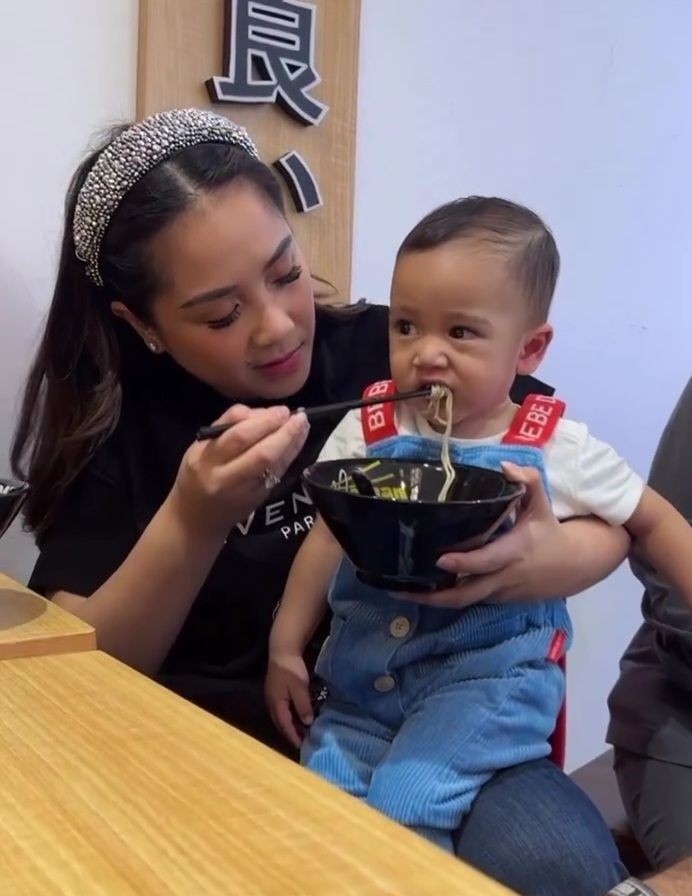 10 Potret Cipung Makan Ramen Bikin Heran Mie Nya Gak Putus