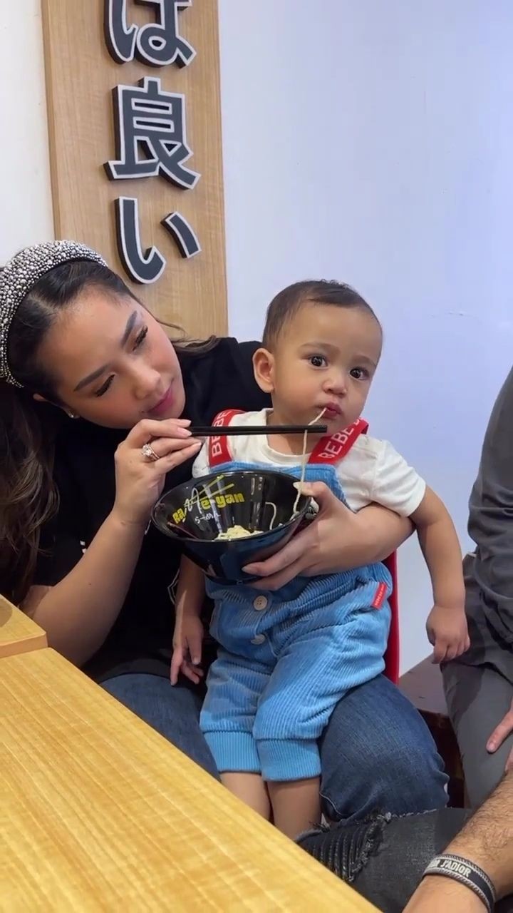 10 Potret Cipung Makan Ramen Bikin Heran Mie Nya Gak Putus