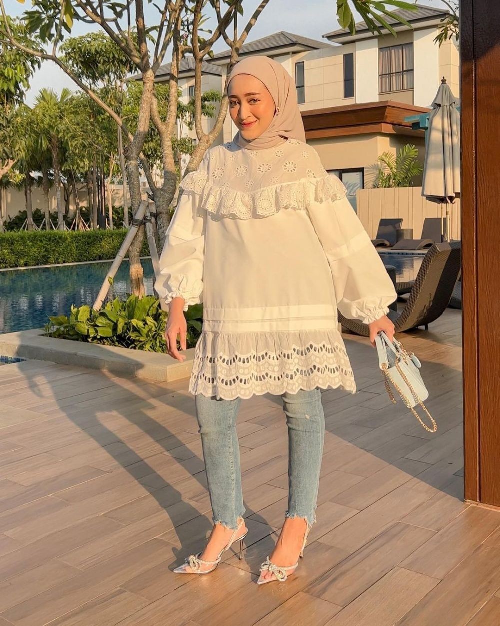 10 Outfit Kondangan Hijab dengan Atasan Ruffle, Kekinian!