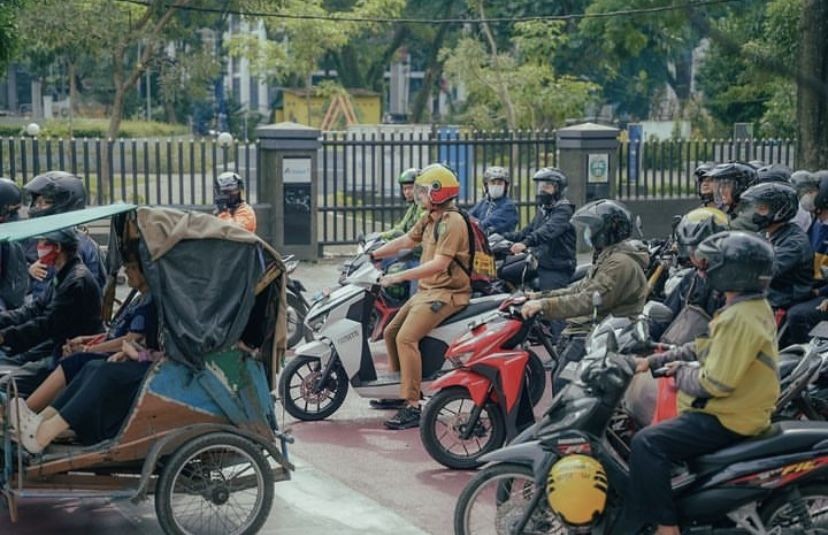Bobby Pergi Kerja Naik Motor Listrik, Netizen: Pakai Tas Nahyan Bah!