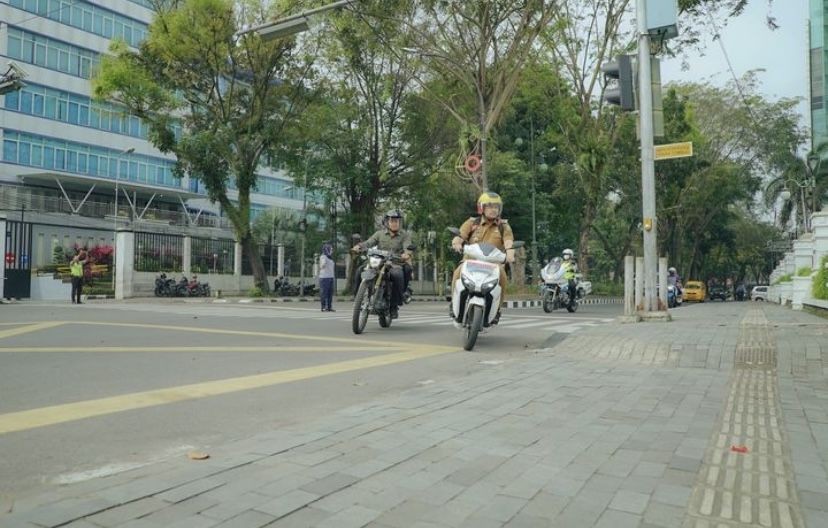 Bobby Pergi Kerja Naik Motor Listrik, Netizen: Pakai Tas Nahyan Bah!