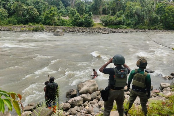 Tim Temukan Jenazah Anggota Polri Korban Jembatan Putus di Papua 