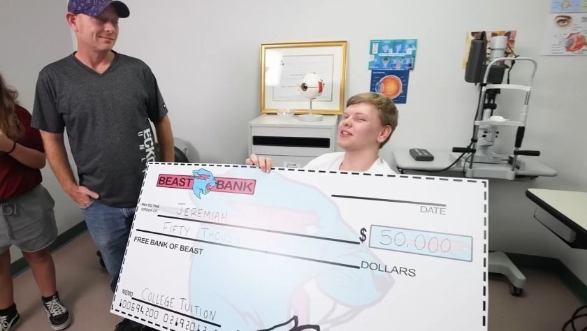 Keren, YouTuber MrBeast Bantu 1.000 Orang Buta Kembali Melihat