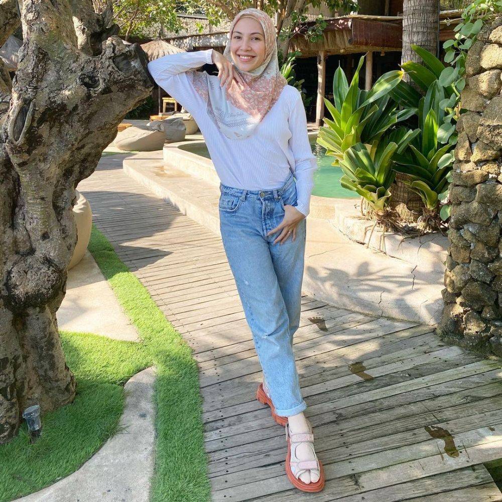 9 Inspirasi OOTD Hijab Untuk Ke Pantai