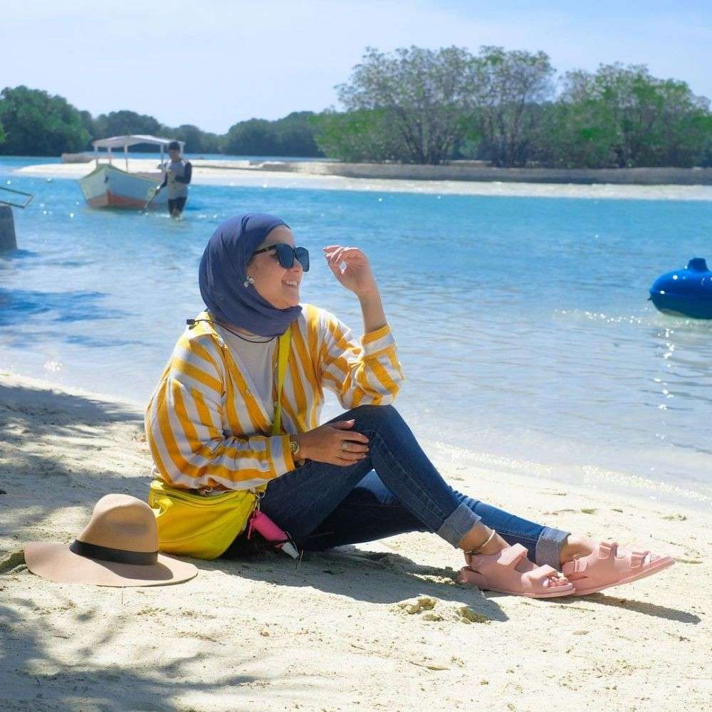 9 Inspirasi OOTD Hijab Untuk Ke Pantai