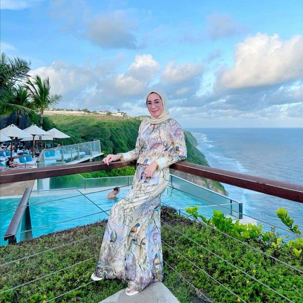 9 Inspirasi OOTD Hijab Untuk Ke Pantai