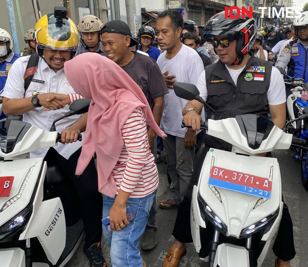 Naik Motor Listrik, Bobby Pamerkan Mural di Medan ke Ridwan Kamil