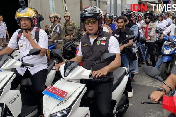 Naik Motor Listrik, Bobby Pamerkan Mural di Medan ke Ridwan Kamil